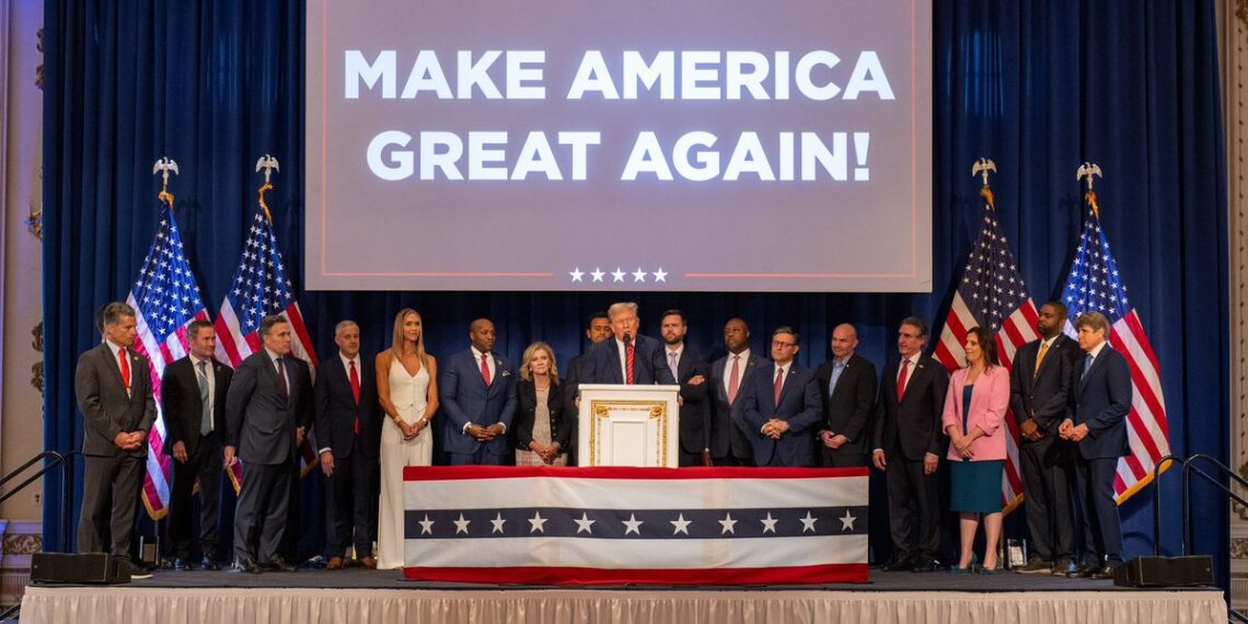 Blagojevich Joins Trump, Speaker Johnson and GOP Officials on Stage During RNC Retreat at Mar-a-Lago Over the Weekend