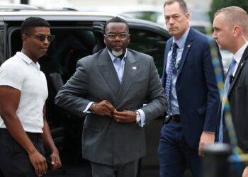 Mayor Johnson Protected by 150 Chicago Cops While Claiming City Is ‘Safe’