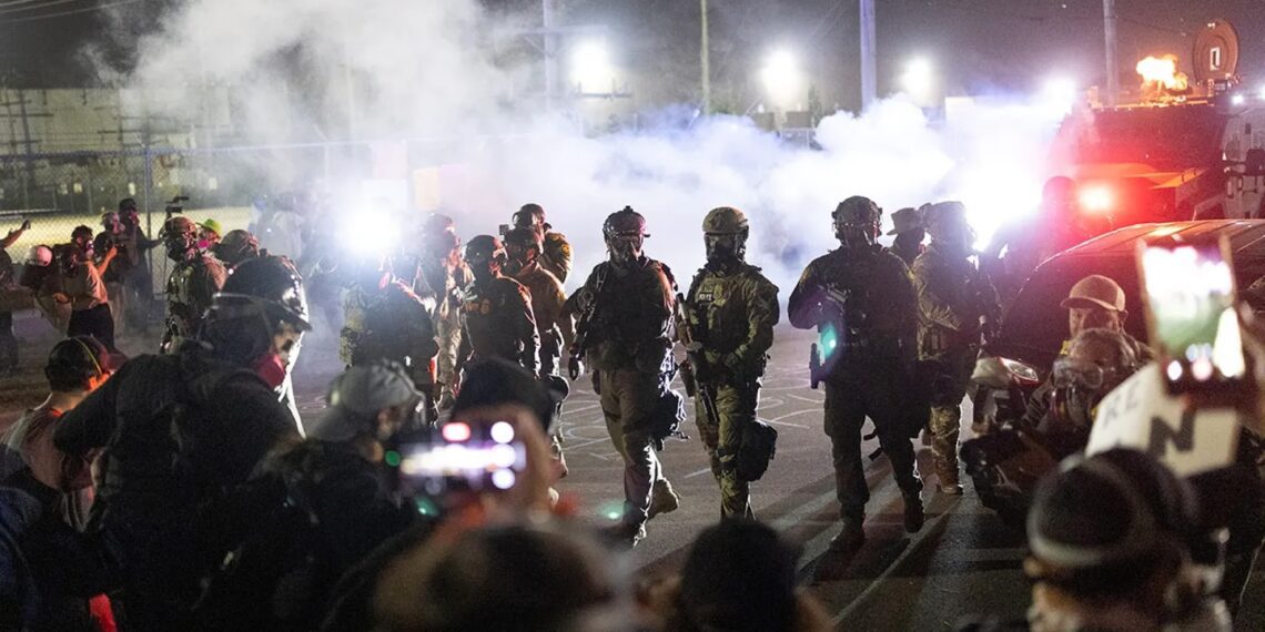 Chicago Police Ordered to ‘Stand Down’ as ICE Agent Surrounded – Legal Experts Warn of Criminal Liability