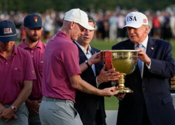 Trump Receives Hero’s Welcome at Presidents Cup in DuPage County